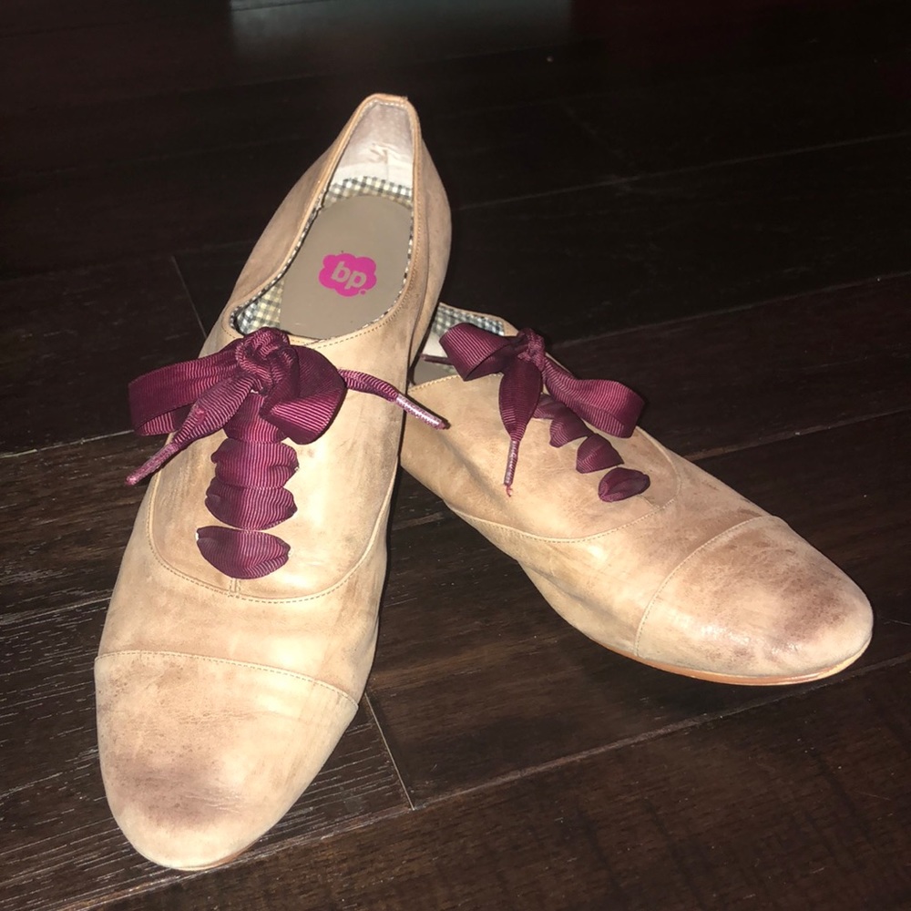 BP leather shoes with maroon laces